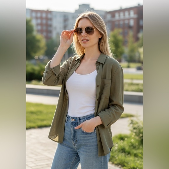 Jessica Simpson Accessories - Jessica Simpson’s Elegant Light Brown Sunglasses with Gold trim.